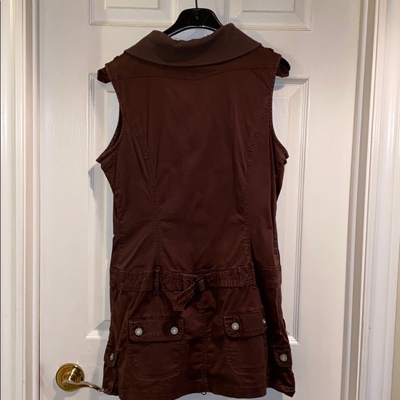 Le Chateau Sleeveless Top - Picture 2 of 4